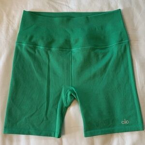 Alo 5" Seamless Ribbed Favorite Short, Kelly Green, Size Medium